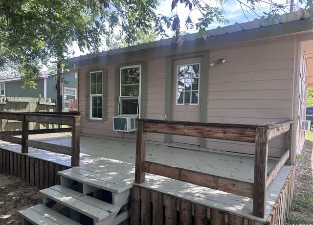 2-bedroom rental at 104 S 2nd ST in Stockdale, TX — photo 1