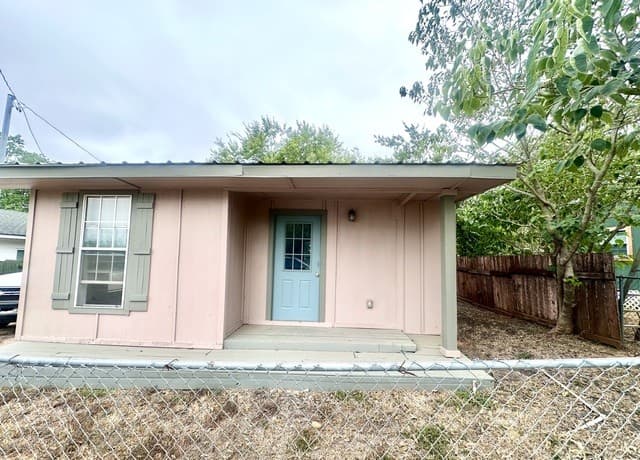 2-bedroom rental at 104 S 2nd ST in Stockdale, TX — photo 2
