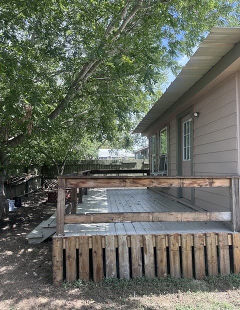 2-bedroom rental at 104 S 2nd ST in Stockdale, TX — photo 3