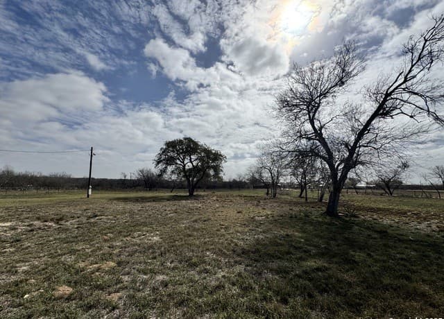rental at 115 County Road 779 in Devine, TX — photo 1