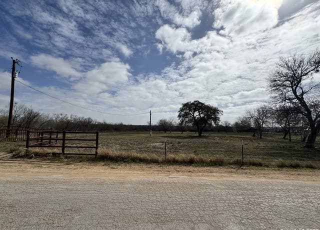 rental at 115 County Road 779 in Devine, TX — photo 2