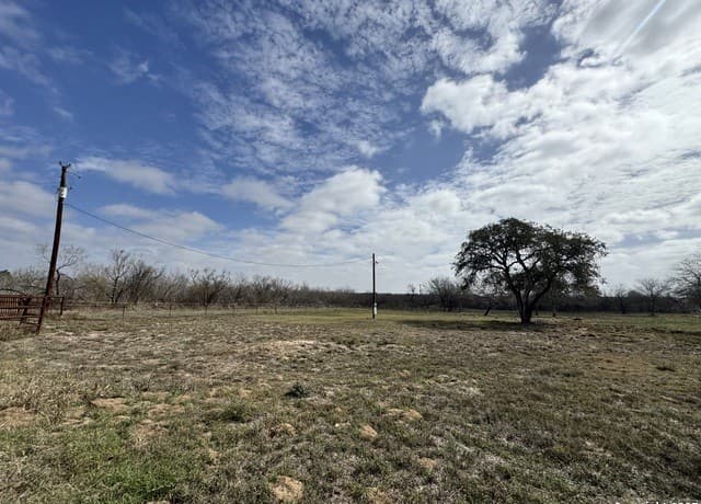 rental at 115 County Road 779 in Devine, TX — photo 4