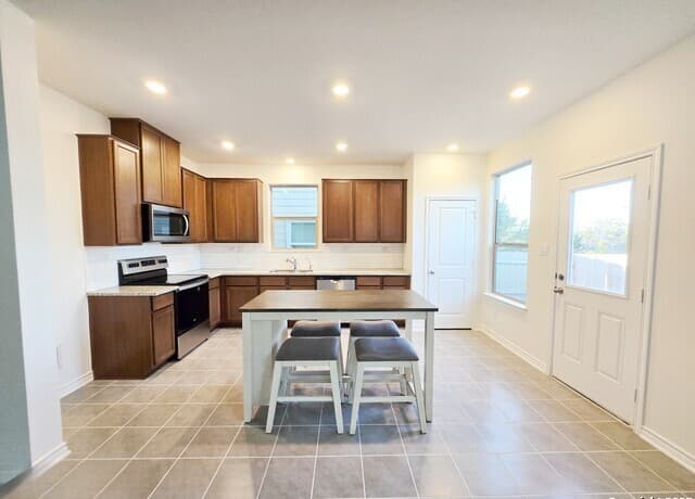5-bedroom rental at 10643 W Military Unit 37 in San Antonio, TX — photo 3