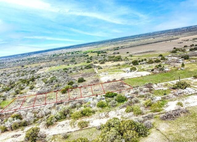 rental at 450 County Road 124 in Floresville, TX — photo 1