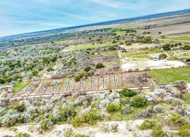 rental at 450 County Road 124 in Floresville, TX — photo 4