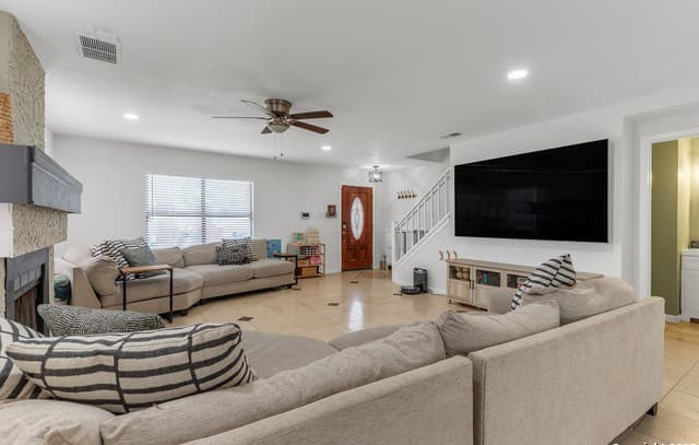 3-bedroom rental at 16711 Coral Glade in San Antonio, TX — photo 4