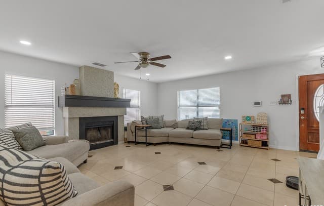 3-bedroom rental at 16711 Coral Glade in San Antonio, TX — photo 5