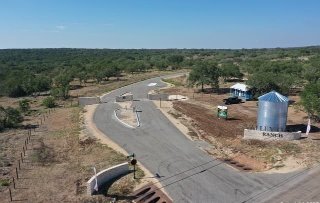 rental at 721 Crescent in Hondo, TX — photo 2