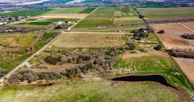 rental at 11026 County Road 584 in LaCoste, TX — photo 4