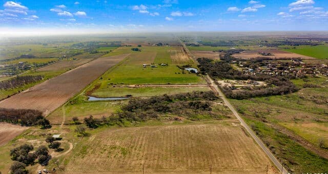 rental at 11038 County Road 584 in LaCoste, TX — photo 3
