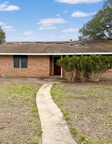 2-bedroom rental at 705 Weir in Karnes City, TX — photo 2