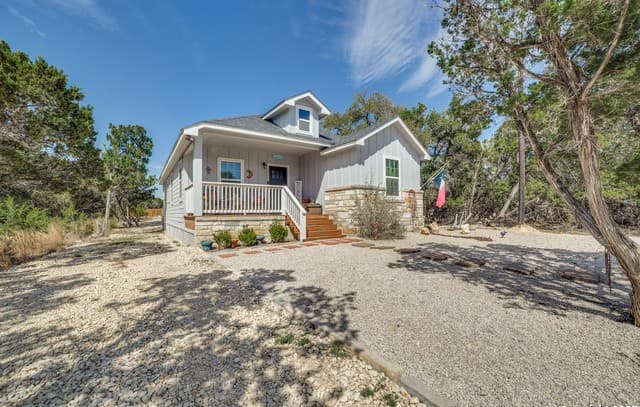3-bedroom rental at 205 Canyon Lake in Bandera, TX — photo 1