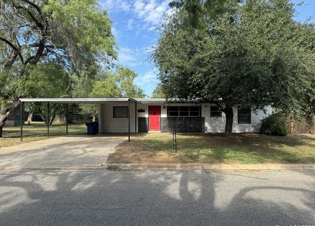 3-bedroom rental at 119 Greenlawn Ave in Pleasanton, TX — photo 1