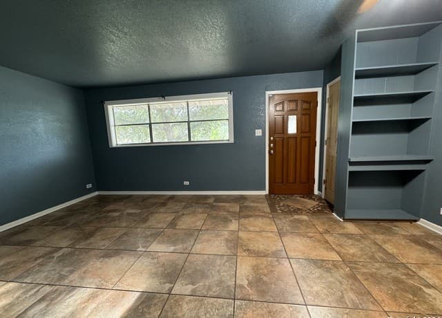 3-bedroom rental at 119 Greenlawn Ave in Pleasanton, TX — photo 2