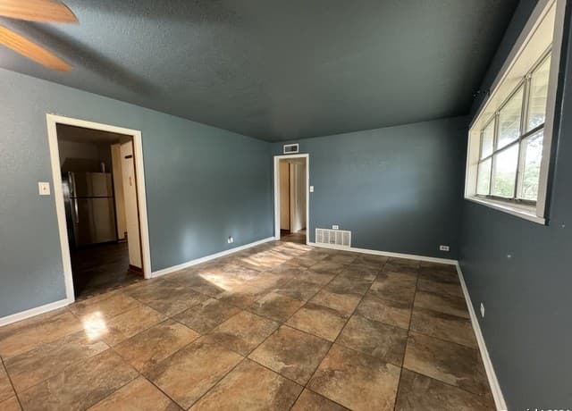 3-bedroom rental at 119 Greenlawn Ave in Pleasanton, TX — photo 3