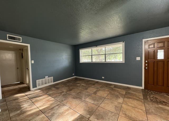 3-bedroom rental at 119 Greenlawn Ave in Pleasanton, TX — photo 4