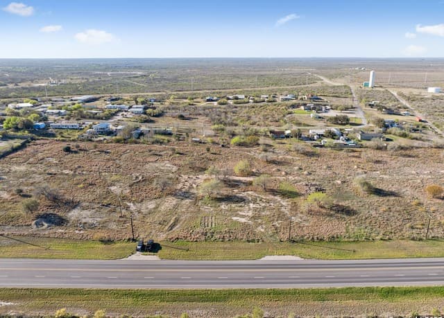 rental at 3187 Hwy 72 in Three Rivers, TX — photo 1