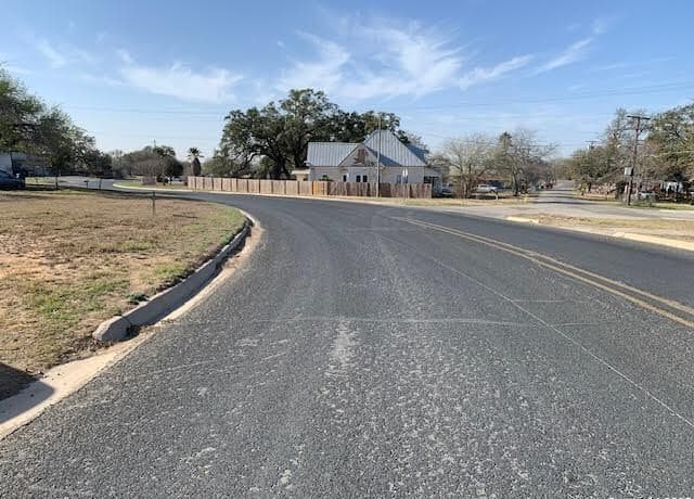 rental at 407 Wilson Dr in Devine, TX — photo 4