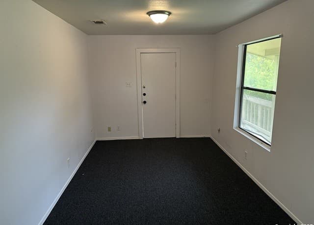 3-bedroom rental at 2007 Wyoming St Unit 3 in San Antonio, TX — photo 3