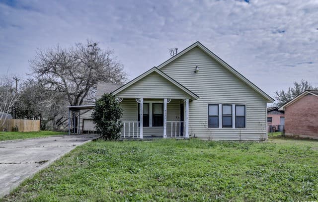 3-bedroom rental at 711 S 7th St in Kenedy, TX — photo 1