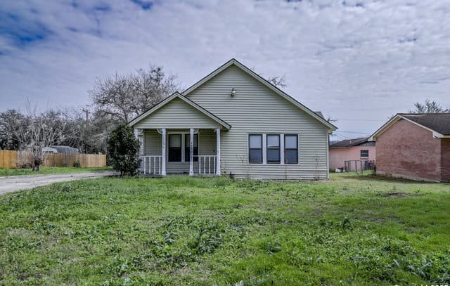 3-bedroom rental at 711 S 7th St in Kenedy, TX — photo 2