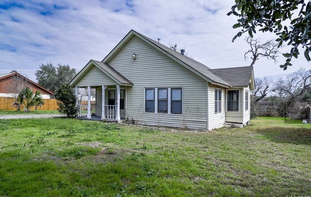 3-bedroom rental at 711 S 7th St in Kenedy, TX — photo 3