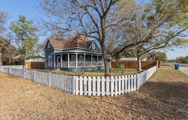 3-bedroom rental at 421 E Rio Grande in Pearsall, TX — photo 3