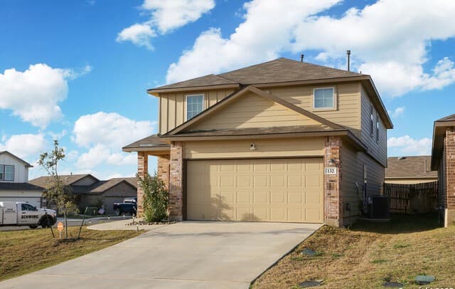 4-bedroom rental at 132 Bunkers Hill in Floresville, TX — photo 2