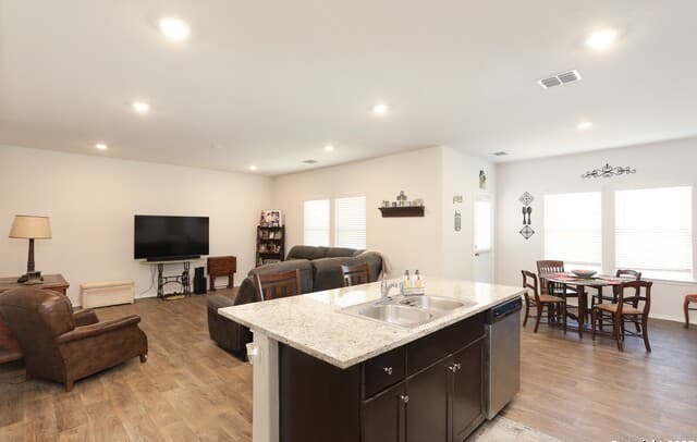 4-bedroom rental at 132 Bunkers Hill in Floresville, TX — photo 5