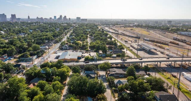 rental at 1322 Sherman in San Antonio, TX — photo 1