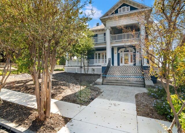 4-bedroom rental at 702 W French Pl in San Antonio, TX — photo 1