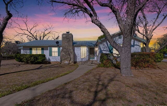 4-bedroom rental at 2602 Avenue K in Hondo, TX — photo 2
