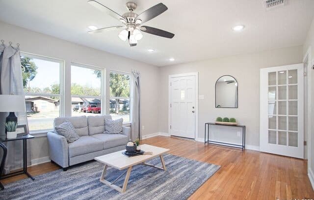 3-bedroom rental at 250 Rosemont Dr in San Antonio, TX — photo 3