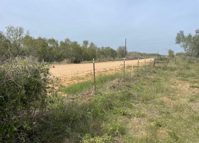 rental at 191 County Road 1670 in Moore, TX — photo 2