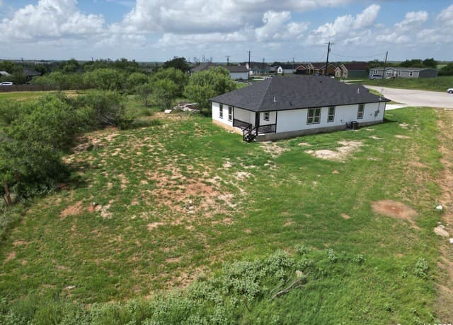 4-bedroom rental at 104 Flor Del Sol in San Antonio, TX — photo 3