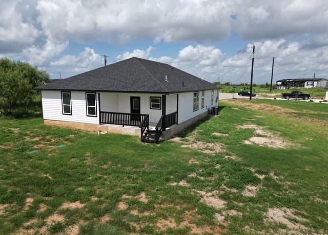 4-bedroom rental at 104 Flor Del Sol in San Antonio, TX — photo 4