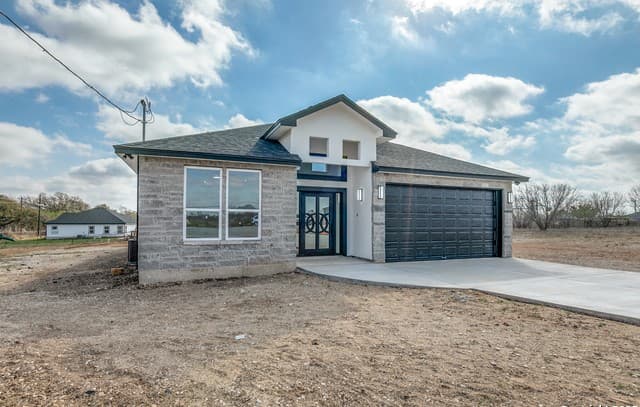 4-bedroom rental at 104 Flor Del Sol in San Antonio, TX — photo 5