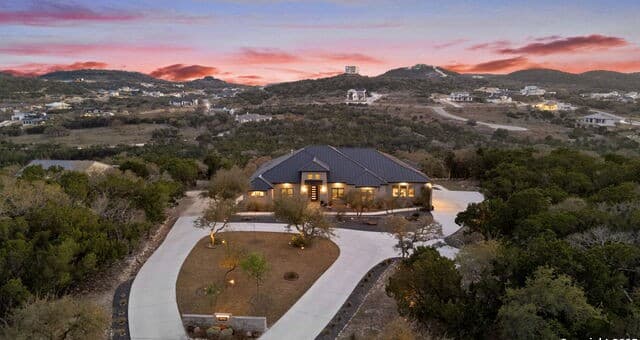 3-bedroom rental at 25126 Clearwater Creek in San Antonio, TX — photo 5