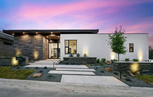 6-bedroom rental at 24619 Cliff Line in San Antonio, TX — photo 2