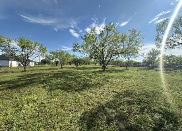 rental at 148 County Road 2667 in Devine, TX — photo 1