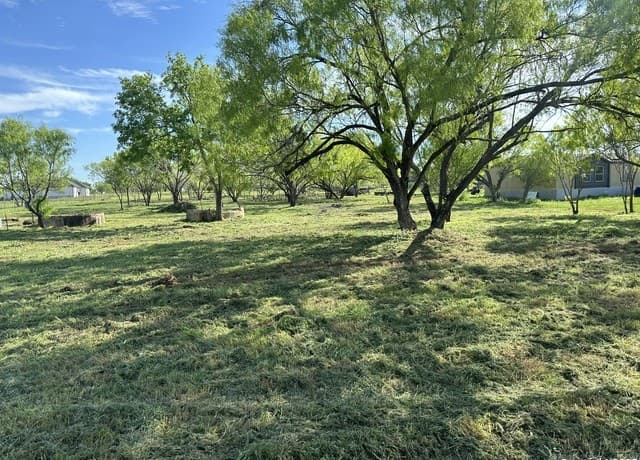 rental at 148 County Road 2667 in Devine, TX — photo 3