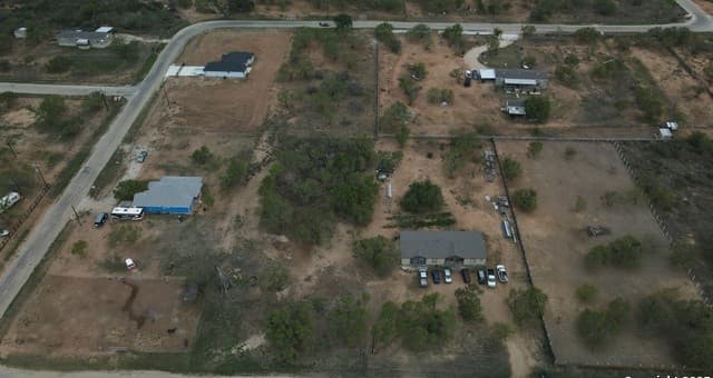rental at 148 County Road 2667 in Devine, TX — photo 5