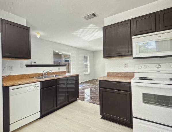 3-bedroom rental at 2414 Mission Ct in San Antonio, TX — photo 1