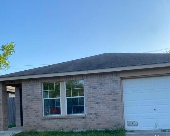 3-bedroom rental at 2414 Mission Ct in San Antonio, TX — photo 3
