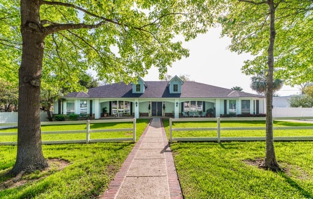 4-bedroom rental at 7226 N Vandiver Rd in San Antonio, TX — photo 1