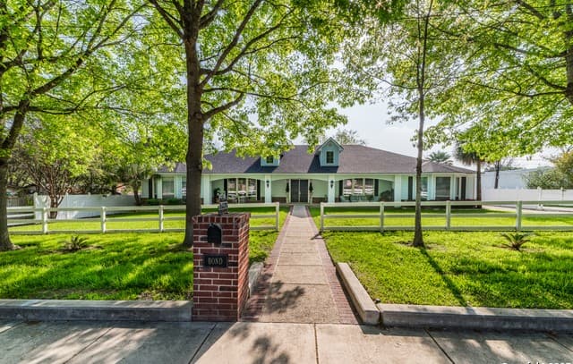 4-bedroom rental at 7226 N Vandiver Rd in San Antonio, TX — photo 2