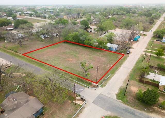 rental at 1306 B St in Floresville, TX — photo 1