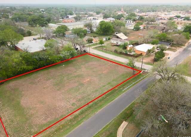 rental at 1306 B St in Floresville, TX — photo 2