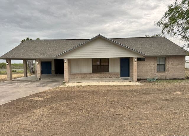 2-bedroom rental at 136 Lakeview Trace in Three Rivers, TX — photo 1