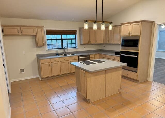 2-bedroom rental at 136 Lakeview Trace in Three Rivers, TX — photo 3